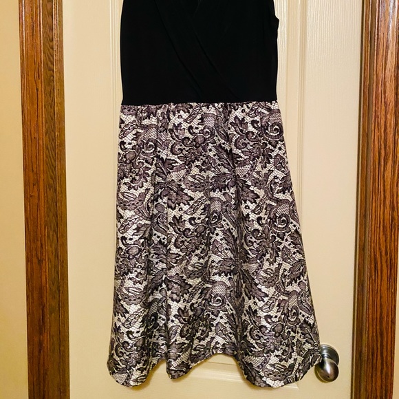 It has pockets! - Picture 5 of 5